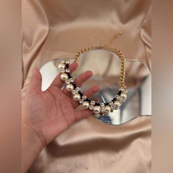 Elegant Gold and Pearl Necklace - Picture 8 of 8